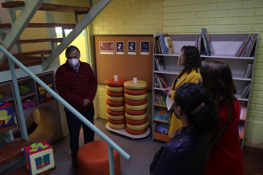 El área infantil de la Biblioteca Nº235 y su renovada cara después de la adquisición de nuevo mobiliario.