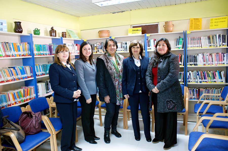 El recinto cuenta ahora con muebles modernos y coloridos para recibir a sus usuarios, además de equipamiento como alfombras, computador portátil y proyector, entre otros.