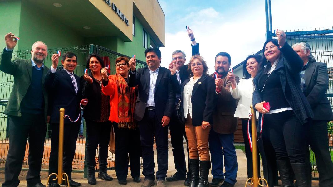 Autoridades presentes en el corte de cinta del nuevo edificio de la biblioteca.