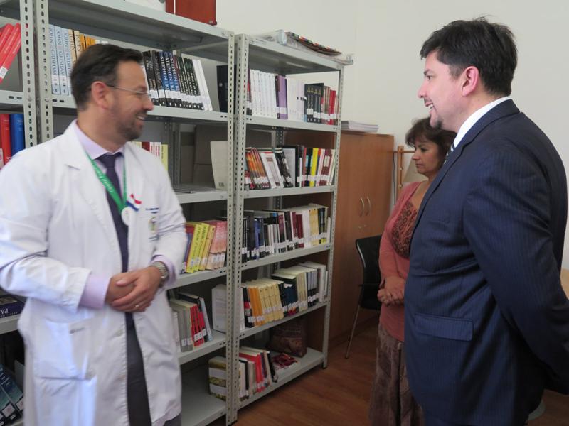 Autoridades recorriendo la biblioteca.