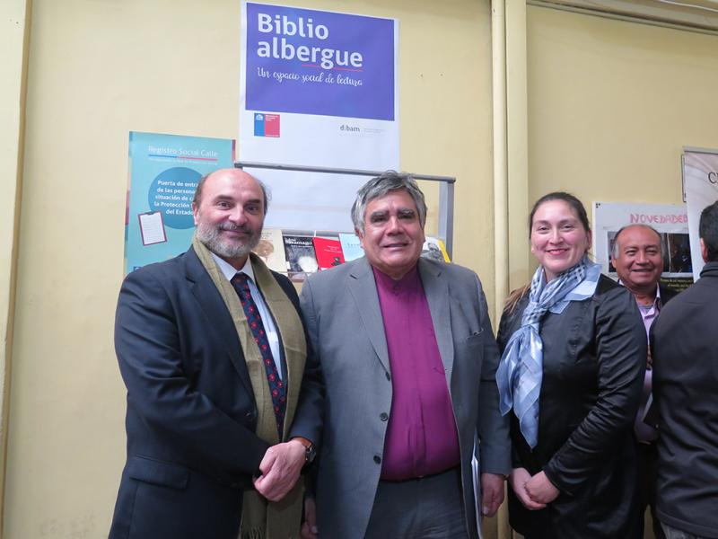 De izquierda a derecha, el director de la Dibam, el obispo de la Iglesia Evangélica Cristiana Pentecostal y la coordinadora del programa Bibliometro.