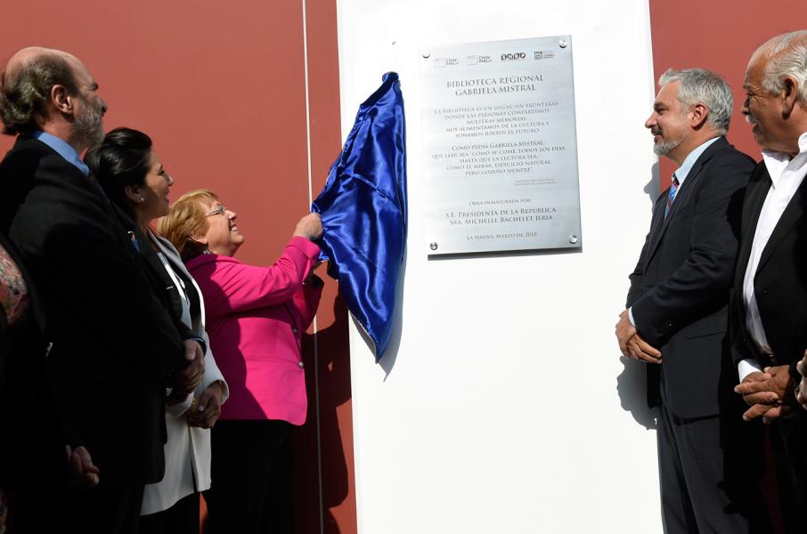 Presidenta descubre placa de la nueva bibliteca junto a las autoridades del Ministerio de las Culturas, las Artes y el Patrimonio y el Servicio Nacional del Patrimonio Cultural.