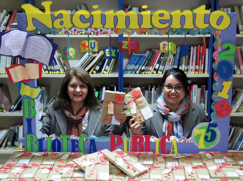 La jefa de biblioteca, Orietta Terán, junto a la encargada de Biblioredes, Beatriz Aravena.