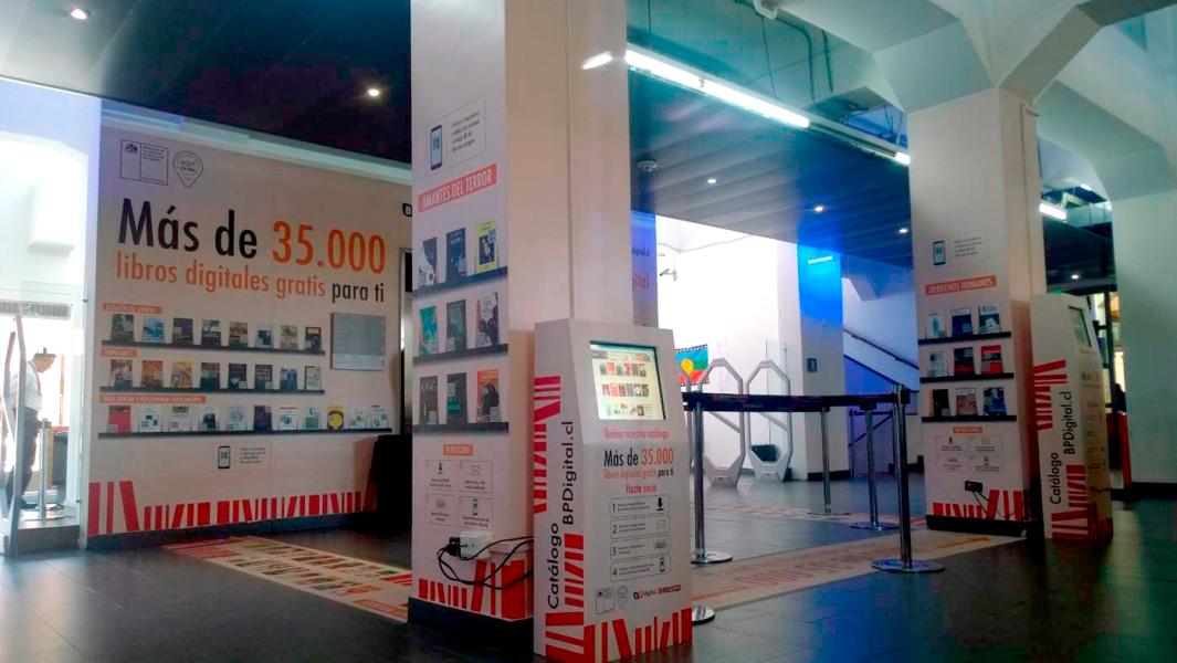 El módulo está ubicado en el acceso principal de la Biblioteca de Santiago, primer piso.