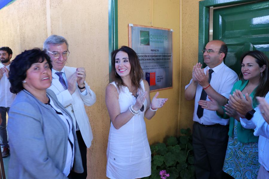 Geannette Salinas, jefa de la biblioteca; Gonzalo Oyarzún, subdirector Bibliotecas Públicas; Paulina García, seremi de Cultura; Jaime Quilodrán, alcalde de Quilleco; Joanna Pérez, diputada de la República.