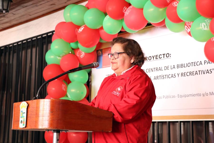 Aida Azúa, encargada de la Biblioteca Pública de Paine, agradeció los recursos aportados por el PMI.