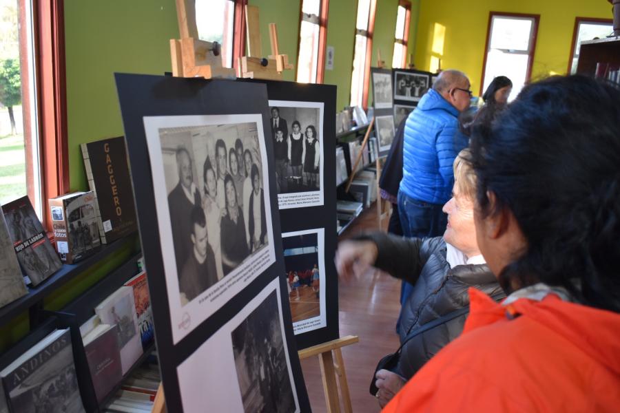 Vecinos dialogan y comparten fotografías y recuerdos que valoran como su patrimonio.