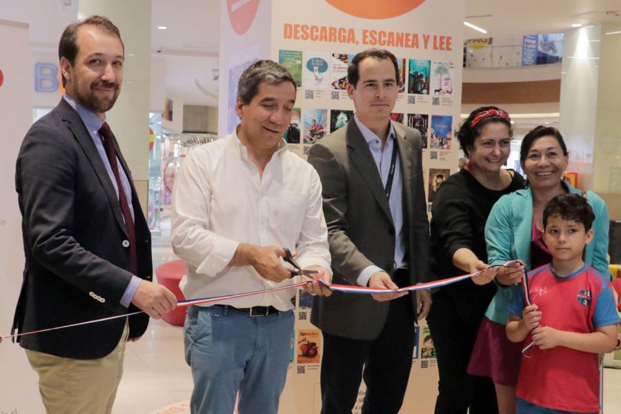 Carlos Maillet, director del Servicio Nacional del Patrimonio Cultural; Gonzalo Durán, alcalde de Independencia; Aldo Caffarena, gerente de MBI; Florencia García, directora de la BPDigital; y Carola Gómez, directora de Biblioteca de Independencia.