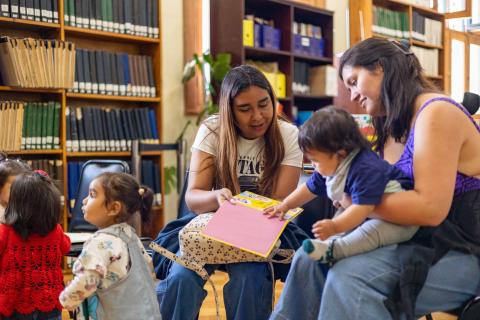 Usuarias juntos a infancias en la Guaguateca de la Biblioteca Santiago Severin